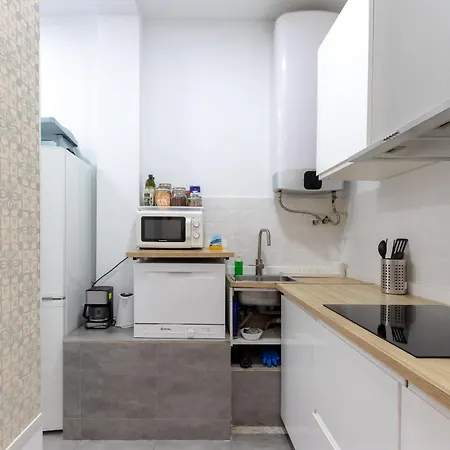 Perfect For Groups And Families, Suitable For Six In *