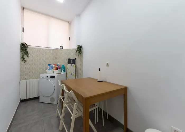 Perfect For Groups And Families, Suitable For Six In *